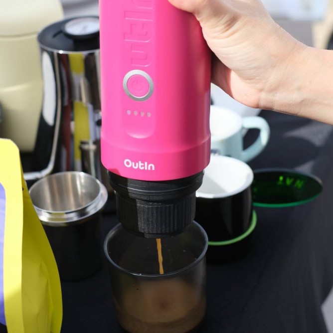 OUTIN NANO kaasaskantav espressomasin, karmiinipunane